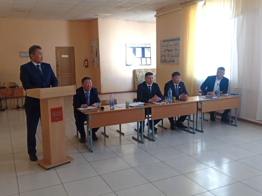 ​Руководитель округа встретился с трудовыми коллективами Агинского района